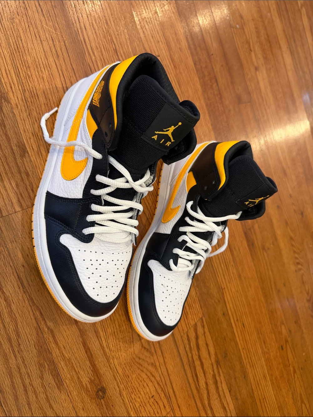 9.5 Jordan men’s Black/Yellow use good condition no box
